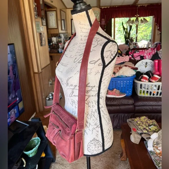 100% cow hide leather Great American leather works red crossbody handbag. - Picture 16 of 17